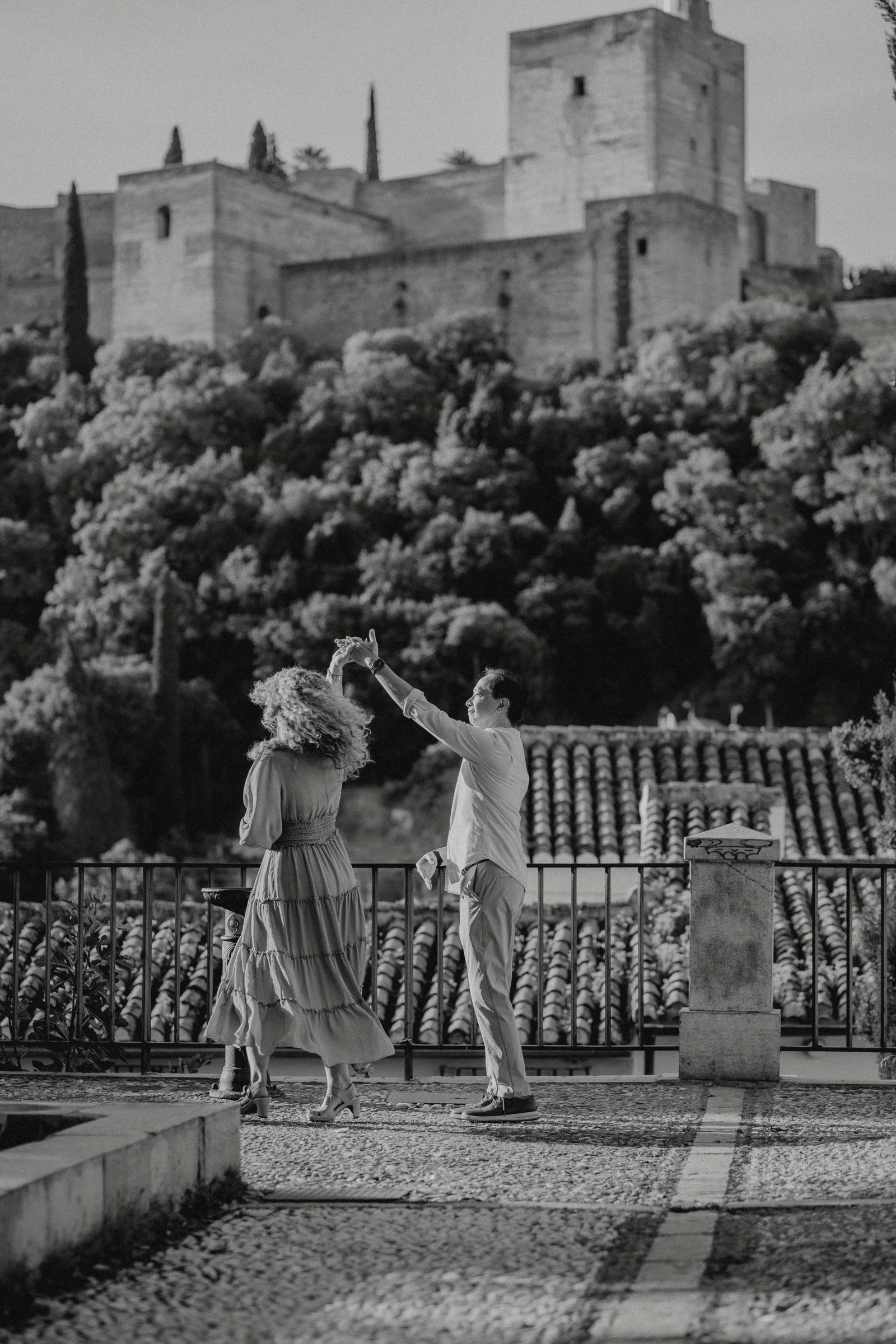 Guillermo and Danielle laughing together during their pre-wedding session in Granada