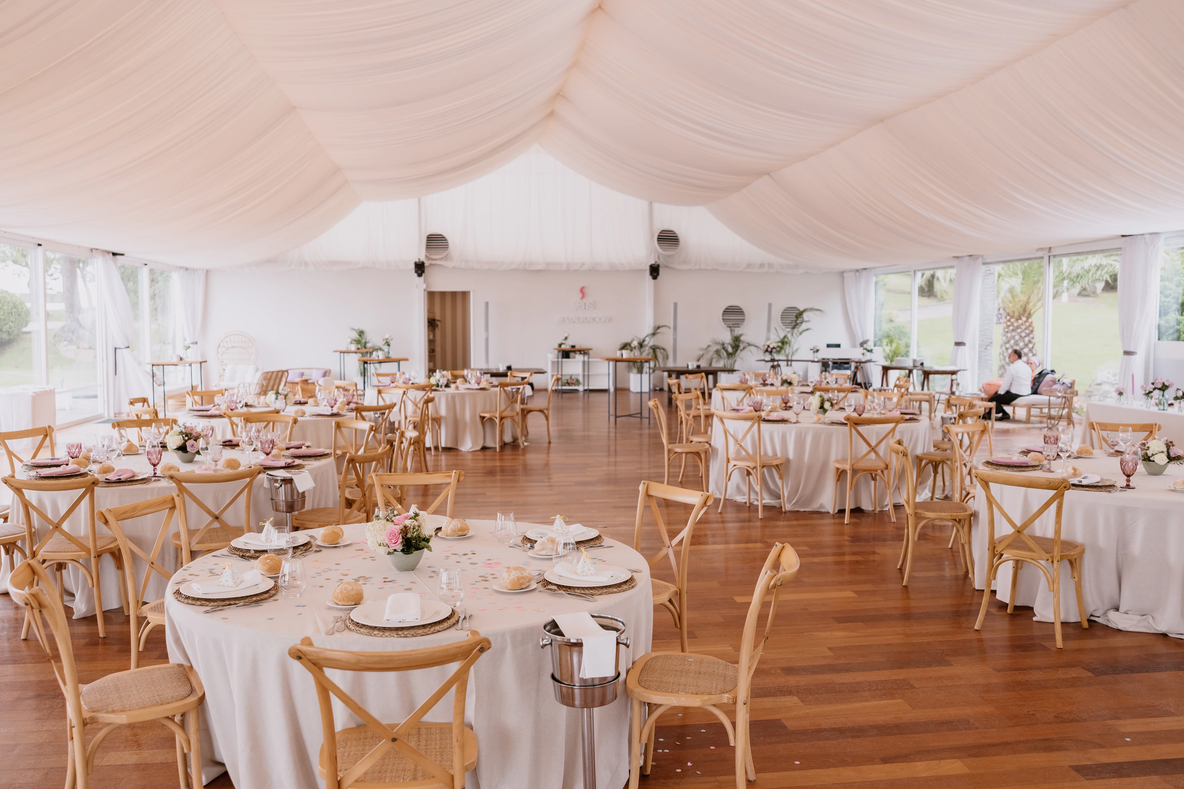 Light-filled reception at Melanie and Elliot’s Galicia wedding